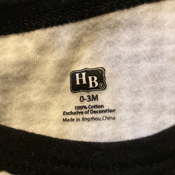 Assorted Infant Onesies 7 pieces set - Picture 3 of 4